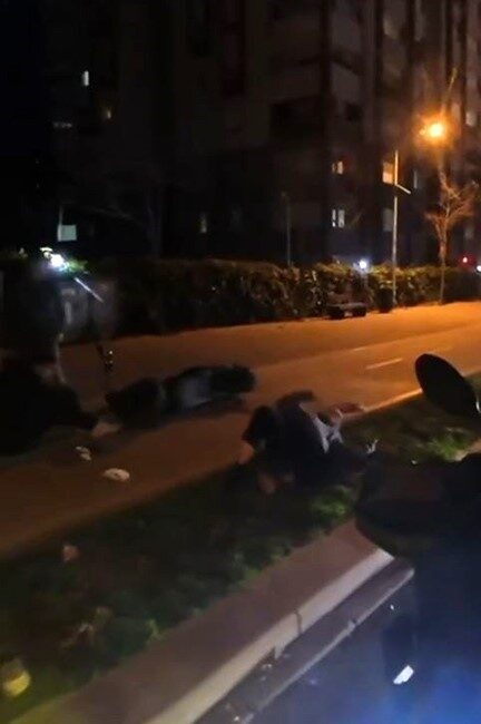 İstanbul Beylikdüzü'nde yeşil ışıkta koşarak karşıya geçmeye çalışan bir vatandaşa,