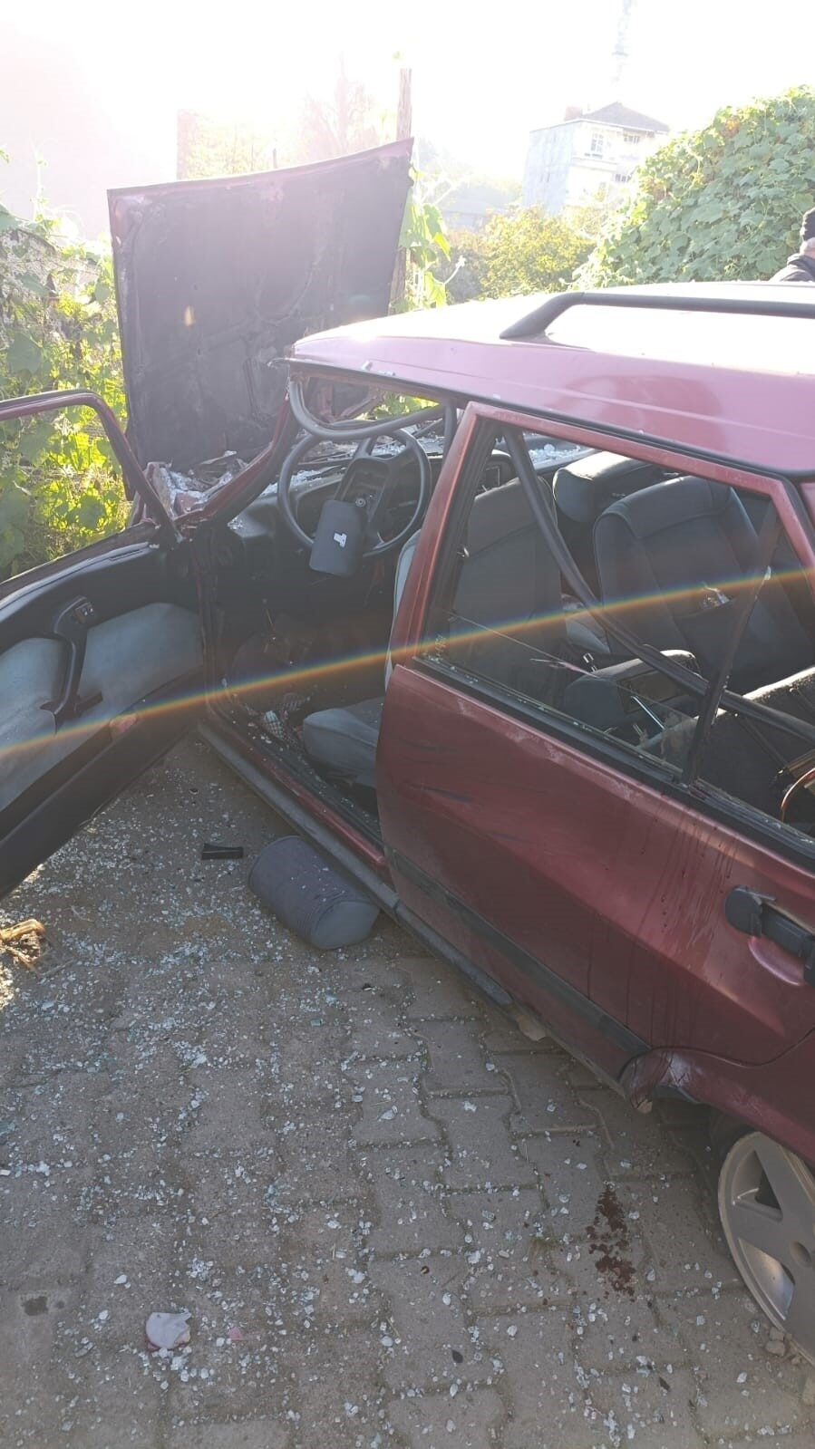 Trabzon'un Araklı ilçesinde, bir otomobilin kaldırımdaki A.D. ve torunları H.A.D.