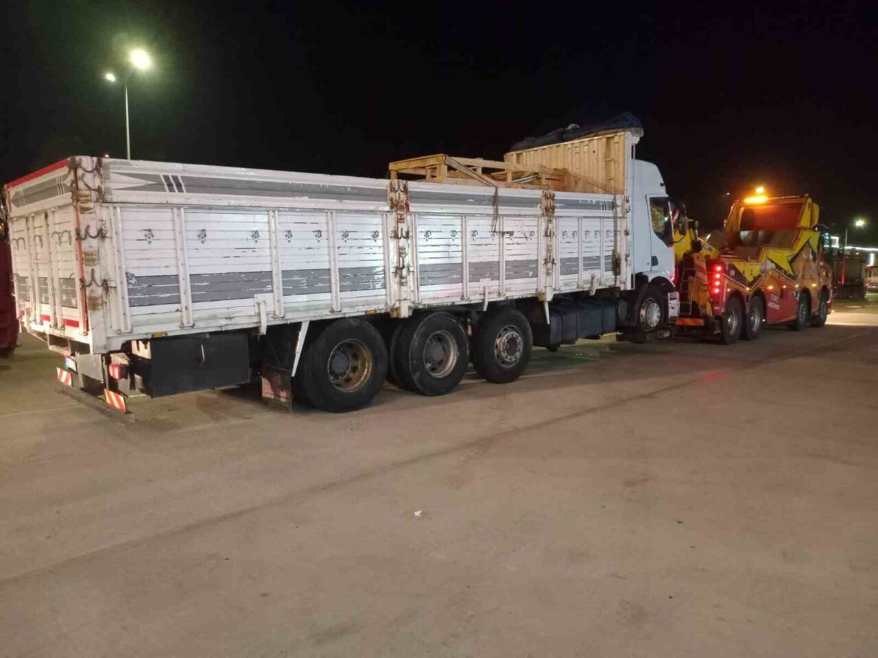 Bilecik'in Bozüyük ilçesinde, kamyon ile çekicinin çarpışması sonucu bir kişi