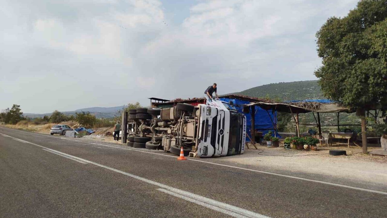 Mersin’in Tarsus ilçesinde K.A. yönetimindeki kamyon, direksiyon hakimiyetinin kaybolması sonucu