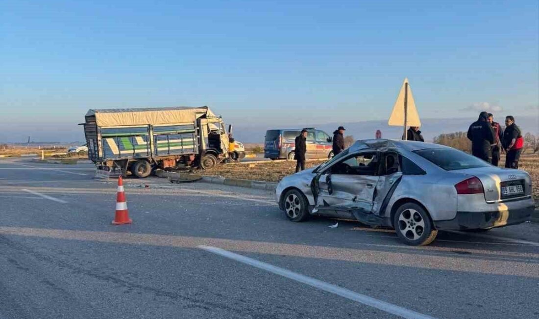 Afyonkarahisar'da Değirmendere köyü yakınında bir kamyonet ile otomobilin çarpışması sonucu