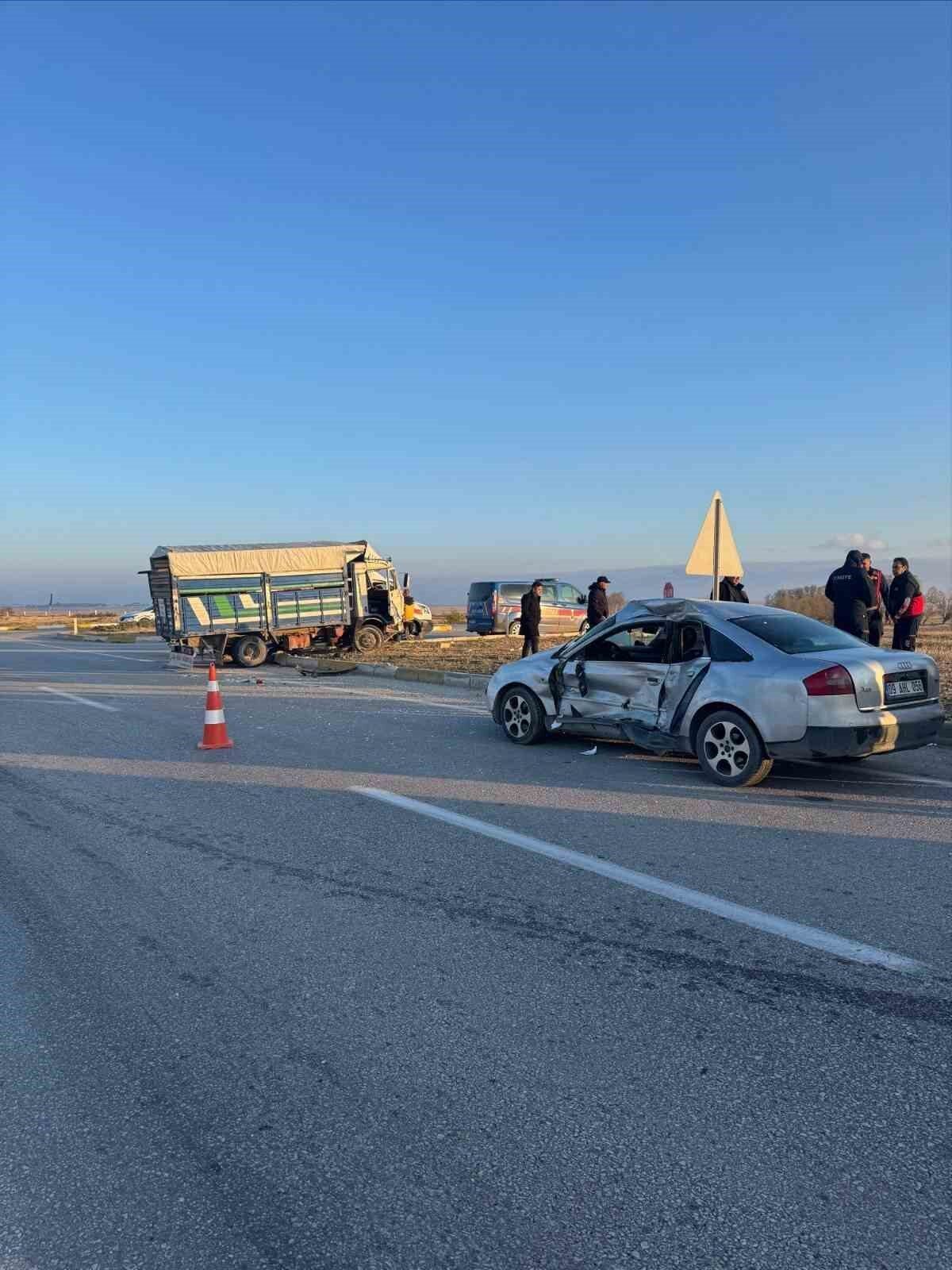 Afyonkarahisar'da Değirmendere köyü yakınında bir kamyonet ile otomobilin çarpışması sonucu