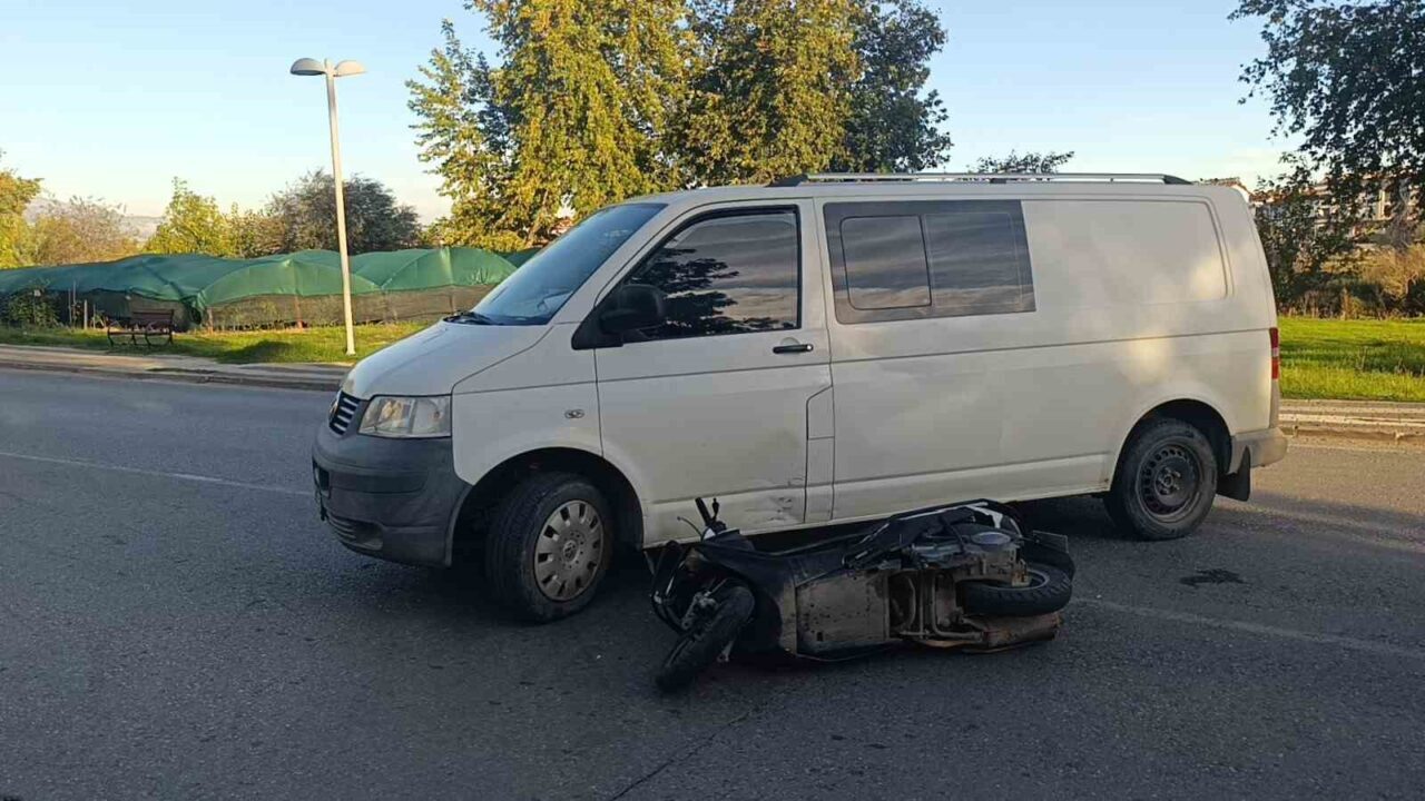 Antalya'nın Manavgat ilçesinde bir motosikletin dikkatsiz dönüş yapan bir kamyonete