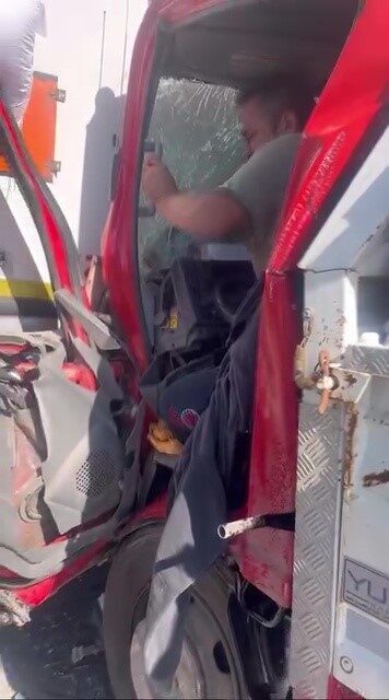 Antalya'nın Döşemealtı ilçesinde bir kamyonetin dönüş yapan tıra çarpması sonucu