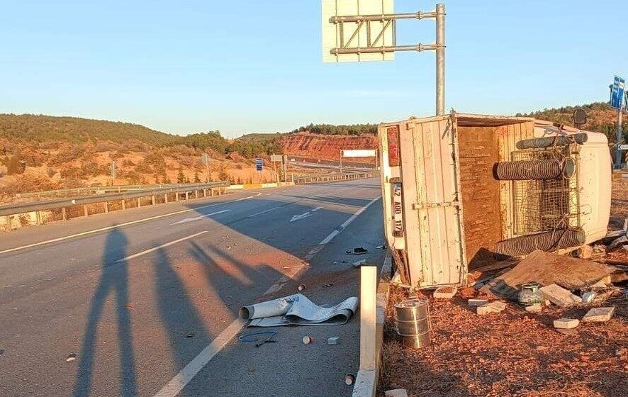 Konya'nın Kızılören Mahallesi'nde, bir kamyonun dönüş yapan kamyonete çarpması sonucu
