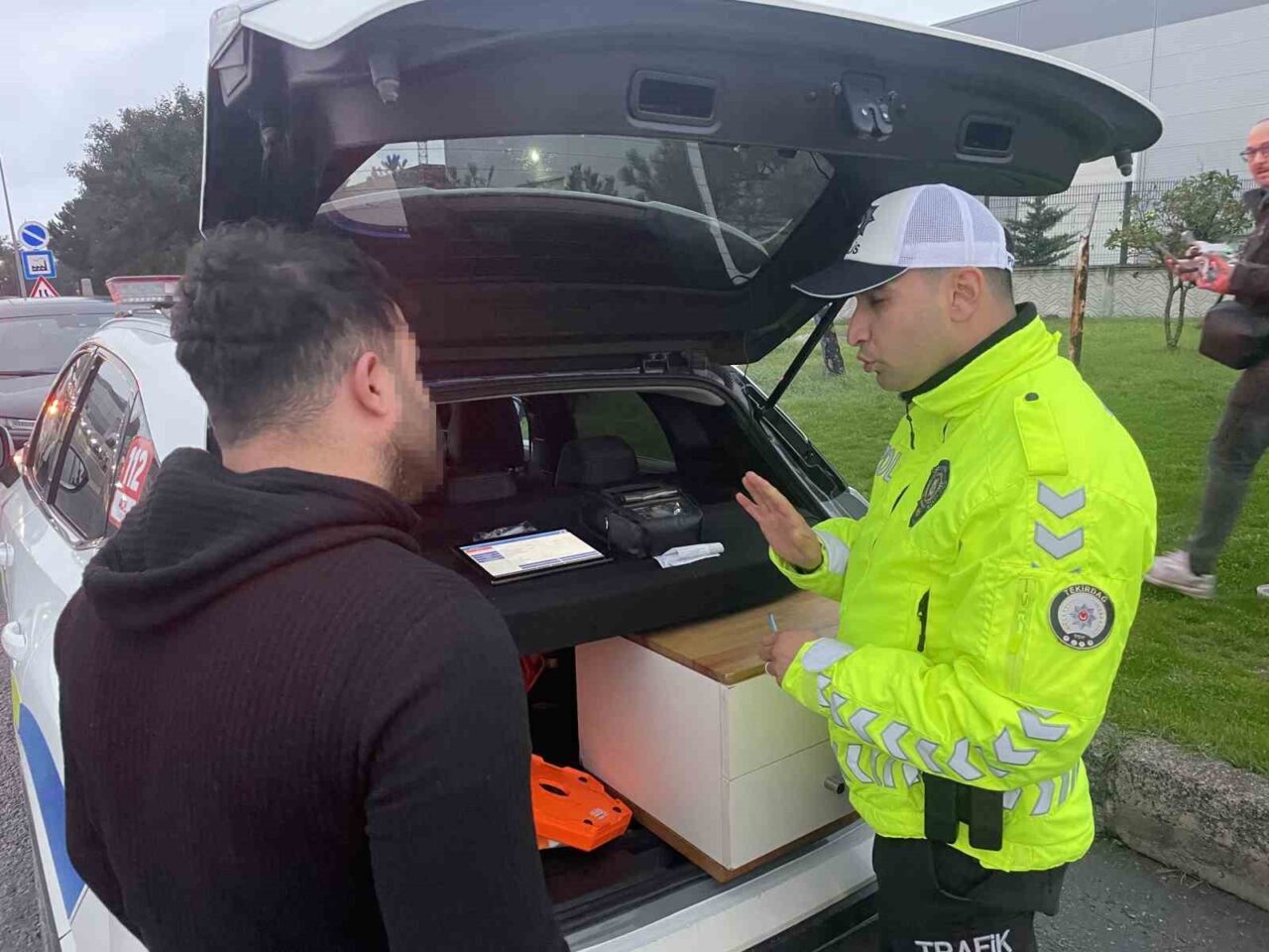 Tekirdağ'ın Kapaklı ilçesinde, polis ekipleri emniyet şeridini ihlal eden sürücülere