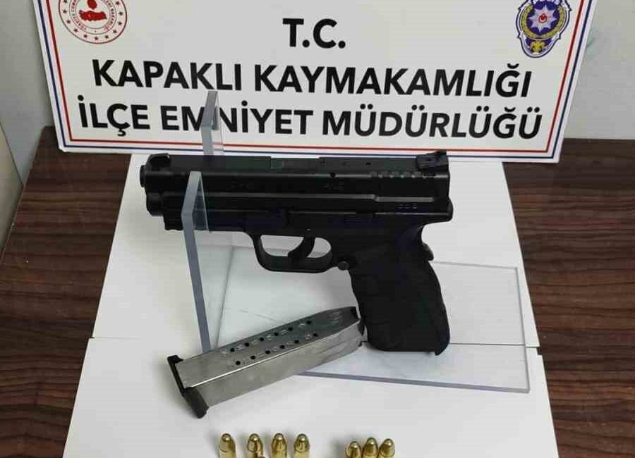 Tekirdağ'ın Kapaklı ilçesinde, polis D.B. isimli aranan bir şahsı yakaladı.