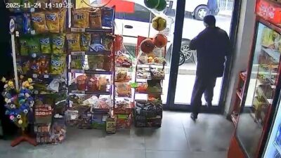 Elazığ'daki Rızaiye Mahallesi'ndeki bir markette alışveriş yapan bir müşteri, çıkışta