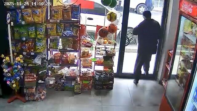 Elazığ'daki Rızaiye Mahallesi'ndeki bir markette alışveriş yapan bir müşteri, çıkışta