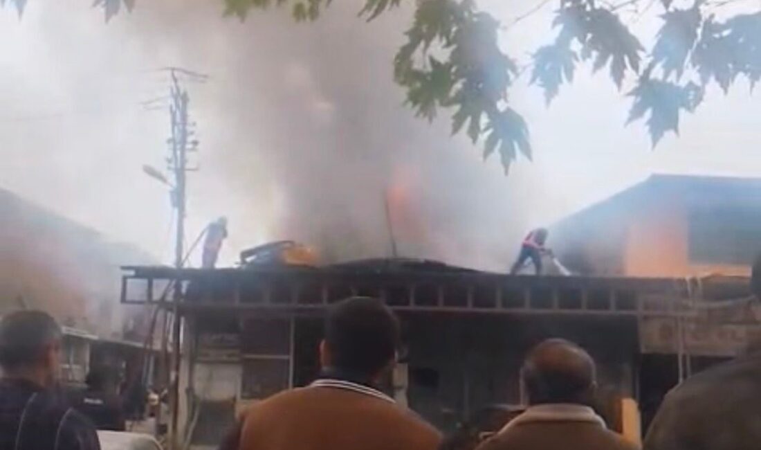 Malatya’daki Küçük Sanayi Sitesi’nde Kaporta Atölyesinde Yangın Çıktı, İtfaiye Müdahale Ediyor Malatya'da Yeşilyurt ilçesindeki Küçük Sanayi Sitesi'ndeki bir kaporta atölyesinde yangın