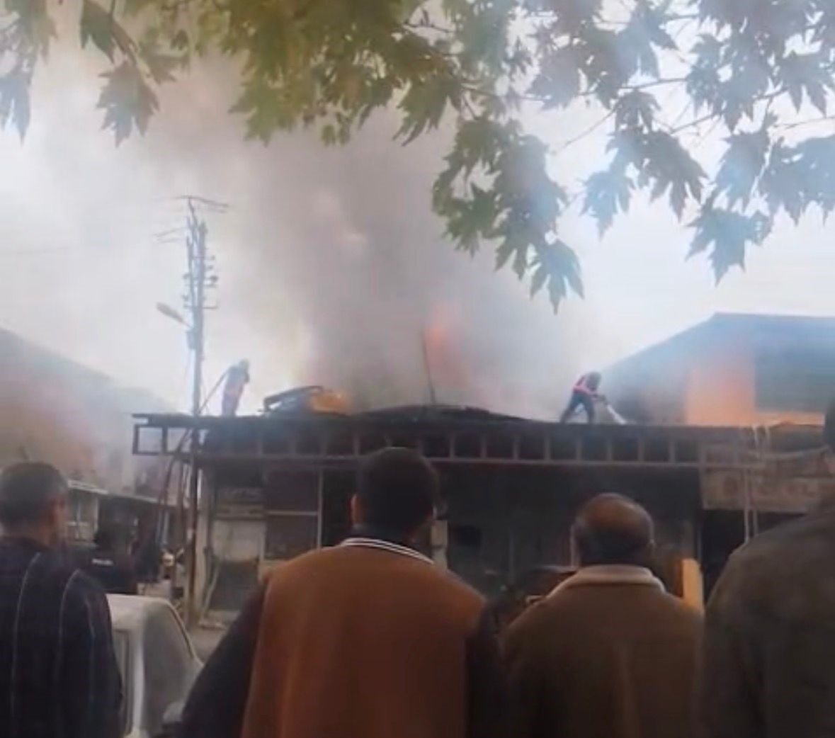 Malatya'da Yeşilyurt ilçesindeki Küçük Sanayi Sitesi'ndeki bir kaporta atölyesinde yangın