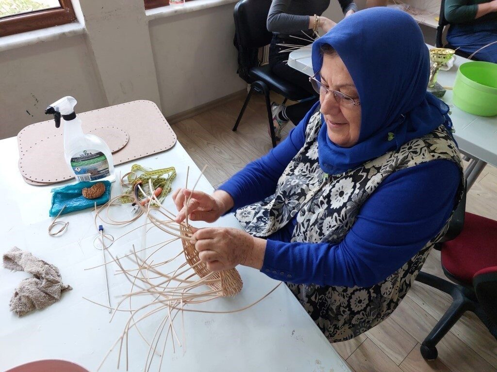 Kartepe Belediyesi ve Halk Eğitim Müdürlüğü işbirliğiyle düzenlenen KAR-MEK kurslarına