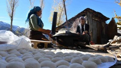 Şırnak’ın Beytüşşebap ilçesinde kadınlar, kış için hazırlık amacıyla güneşli günlerde