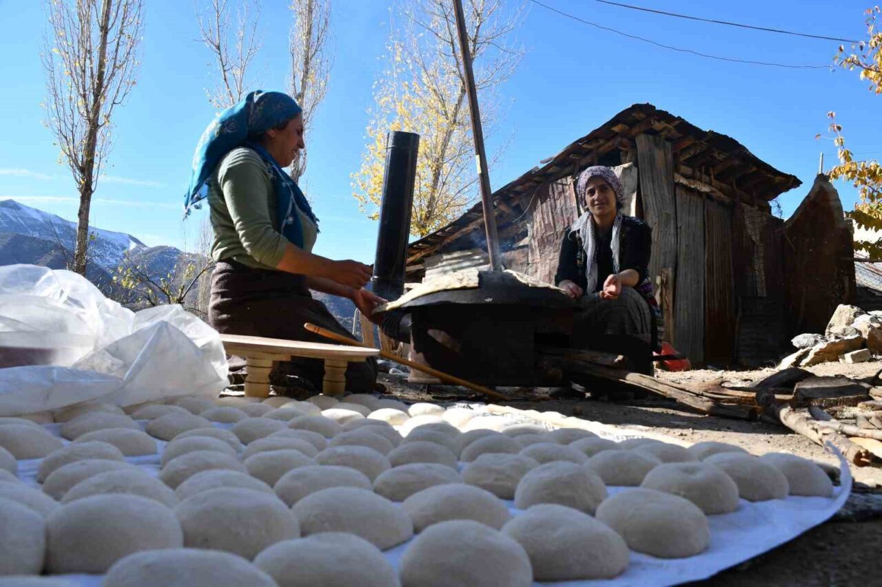 Şırnak’ın Beytüşşebap ilçesinde kadınlar, kış için hazırlık amacıyla güneşli günlerde