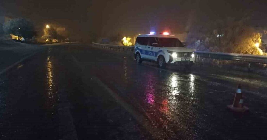 Sivas’ta Yoğun Kar Ve Tipi Nedeniyle Kara Yolları Trafiğe Kapatıldı Sivas'ta akşam saatlerinde etkisini artıran yoğun kar ve tipi, ulaşımı