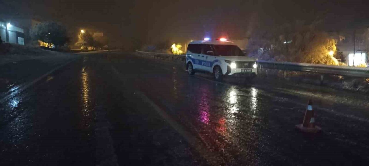 Sivas'ta akşam saatlerinde etkisini artıran yoğun kar ve tipi, ulaşımı