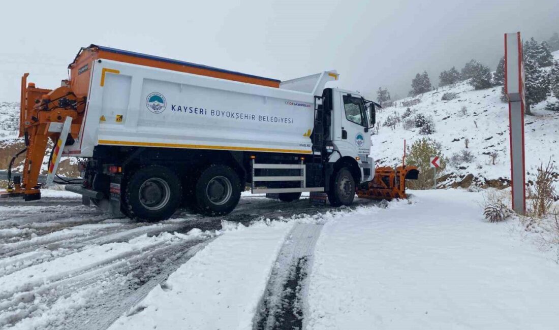 Kayseri’de Mevsimin İlk Karı ile Karla Mücadele Çalışmaları Başlatıldı Kayseri Büyükşehir Belediyesi, mevsimin ilk kar yağışıyla birlikte karla mücadele