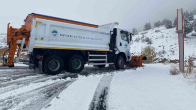 Kayseri Büyükşehir Belediyesi, mevsimin ilk kar yağışıyla birlikte karla mücadele
