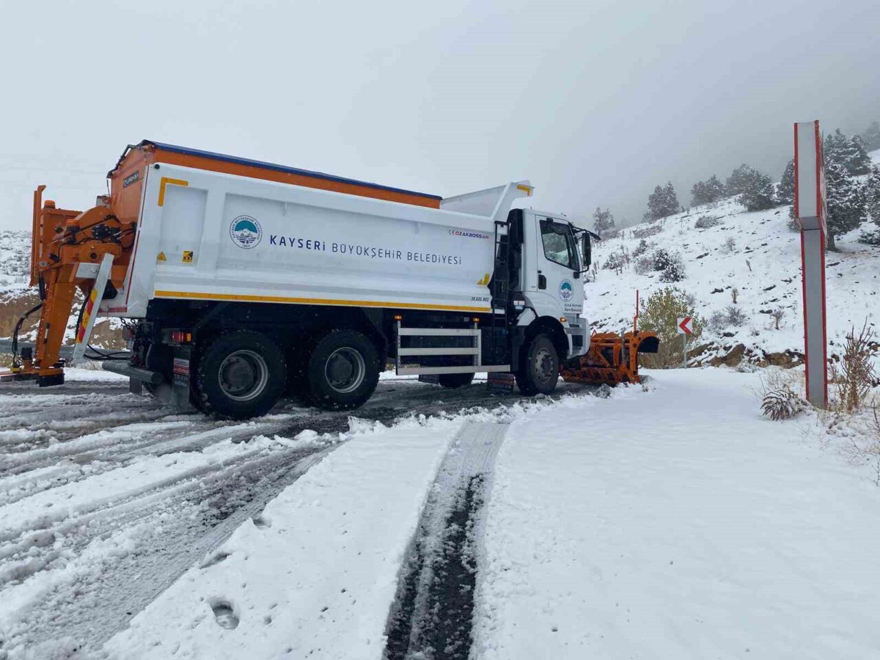 Kayseri Büyükşehir Belediyesi, mevsimin ilk kar yağışıyla birlikte karla mücadele