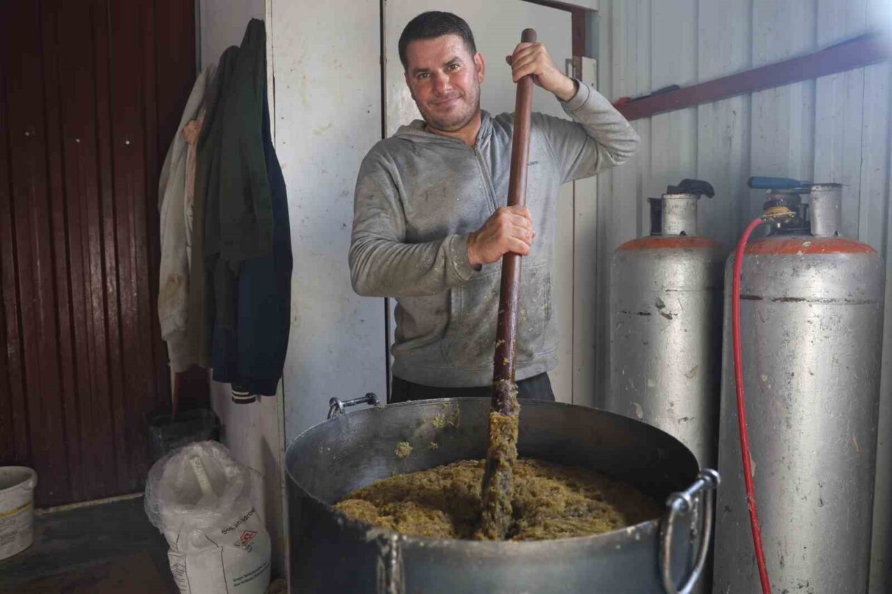 Hatay'da 30 yıldır sabun üretimi yapan Özcan Kaya, zeytinyağlı defne