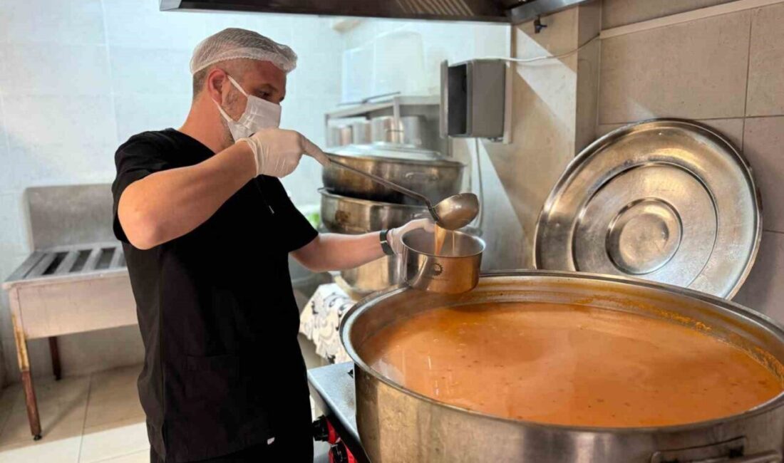 Karabük Belediyesi, İhtiyaç Sahibi Vatandaşlarına Sıcak Yemek ve Kumanya Desteği Sağlamaya Devam Ediyor Karabük Belediyesi, sosyal yardımlaşma anlayışıyla ihtiyaç sahiplerine sıcak yemek, çorba