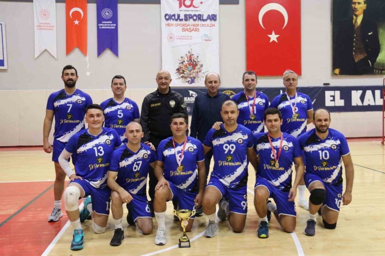 Karabük'te düzenlenen Kamu Spor Oyunları Voleybol Turnuvası'nda İl Emniyet Müdürlüğü