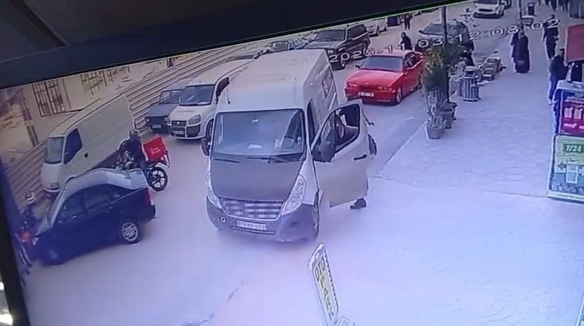 Karabük'te el freni çekilmeyen kamyonet, geri geri hareket ederken otopark