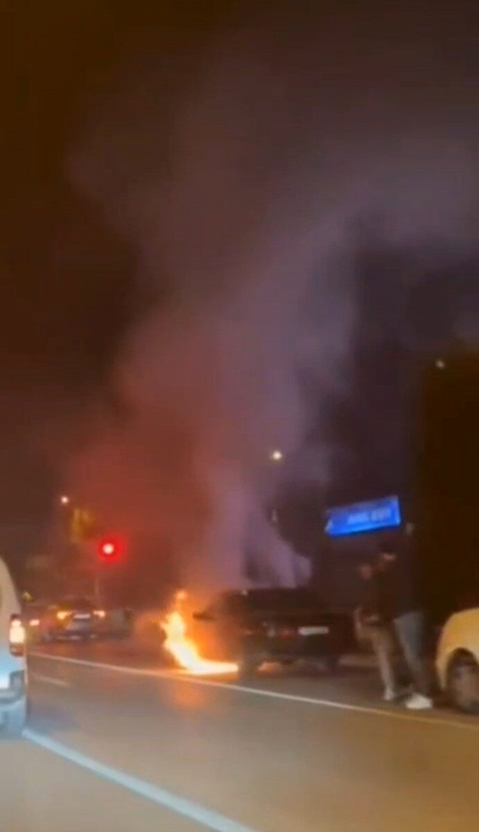 Safranbolu'da bir otomobil, seyir halindeyken motor kısmından alev aldı. Sürücü