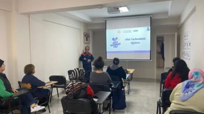 Aydın AFAD, Karacasu ilçesinde kursiyerlere afet farkındalığı eğitimi gerçekleştirdi. Ayrıca,