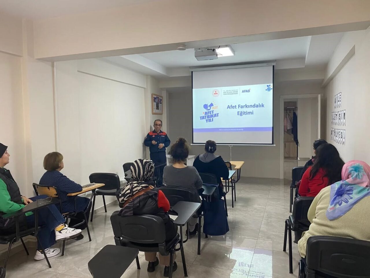 Aydın AFAD, Karacasu ilçesinde kursiyerlere afet farkındalığı eğitimi gerçekleştirdi. Ayrıca,