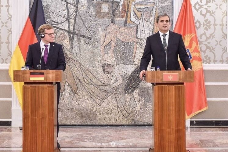 Karadağ Dışişleri Bakanı İbrahimovic’ten Türk Vatandaşlarına Vize Müjdesi: Kaldırma Süreci 10-15 Gün İçinde Tamamlanabilir Karadağ Dışişleri Bakanı Ervin İbrahimovic, Türk vatandaşları için geçici vize