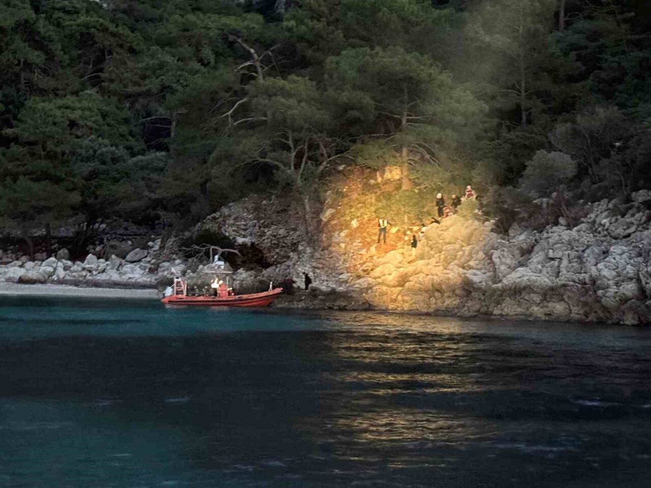 Muğla'nın Fethiye ilçesindeki Leylek Koyu'nda karaya ulaşamayan 36 düzensiz göçmenden