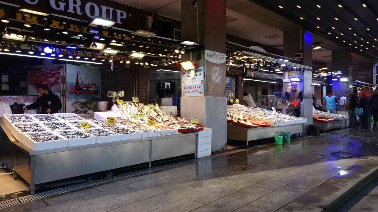 Karadeniz'de, son 35 yılın en verimli hamsi sezonu yaşanıyor. Trabzon