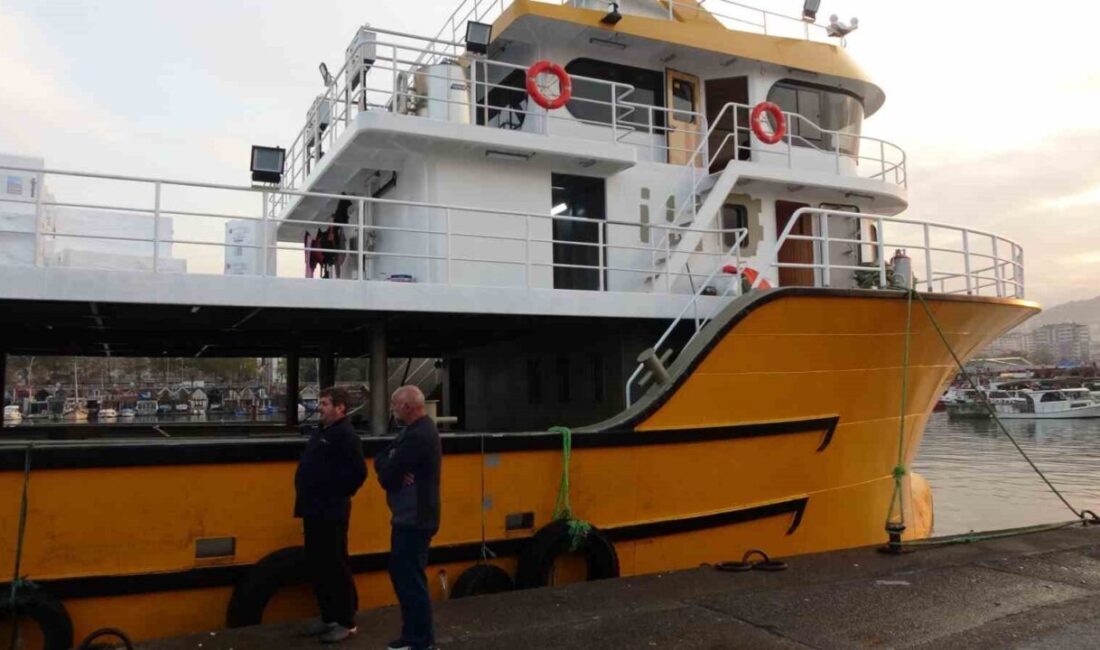 Karadeniz’de Hamsi Bolluğu: Balıkçılar Yıllar Sonra Beklenen Bereketi Yaşıyor Karadeniz'de bu sezon hamsi bolluğu yaşanıyor. Tekne çalışanı Selami Tezlik,