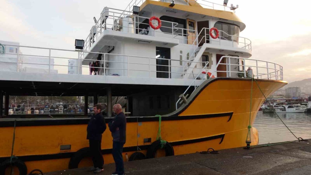 Karadeniz'de bu sezon hamsi bolluğu yaşanıyor. Tekne çalışanı Selami Tezlik,