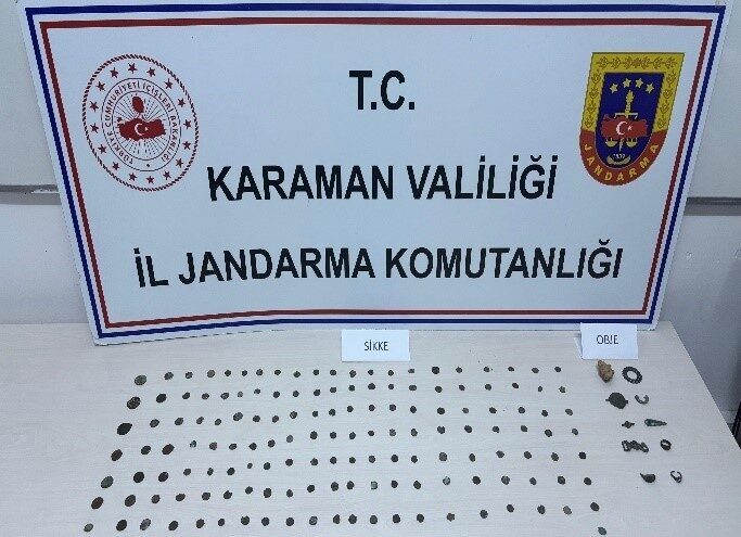 Karaman’da Jandarma Operasyonunda Tarihi Sikkeler ve Uyuşturucu Madde Ele Geçirildi, 10 Kişi Tutuklandı Karaman'da jandarmanın uygulamaları sırasında 148 tarihi sikke ve uyuşturucu madde