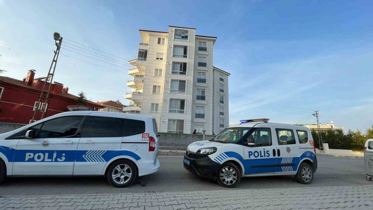 Karaman’da Balkondan Düşen Genç Öğretmen Hayatını Kaybetti, Annede Hastaneye Kaldırıldı