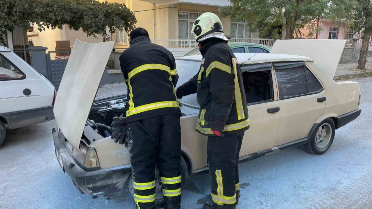 Karaman'da H.B.'nin kullandığı otomobil, seyir halindeyken motor bölümünden alev aldı.