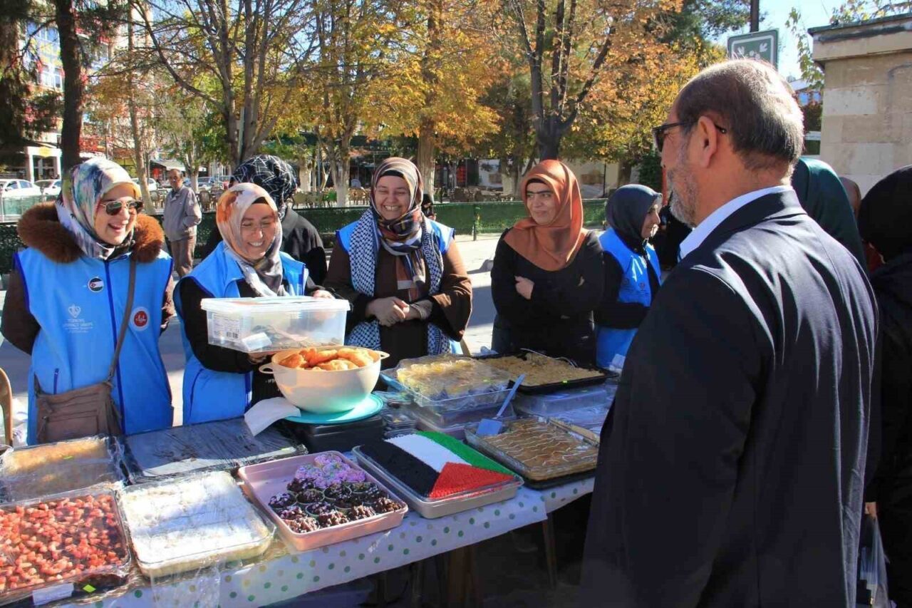 Karaman'da, Gazze'deki insani kriz için düzenlenen "Gazze Yararına Hayır Çarşısı"
