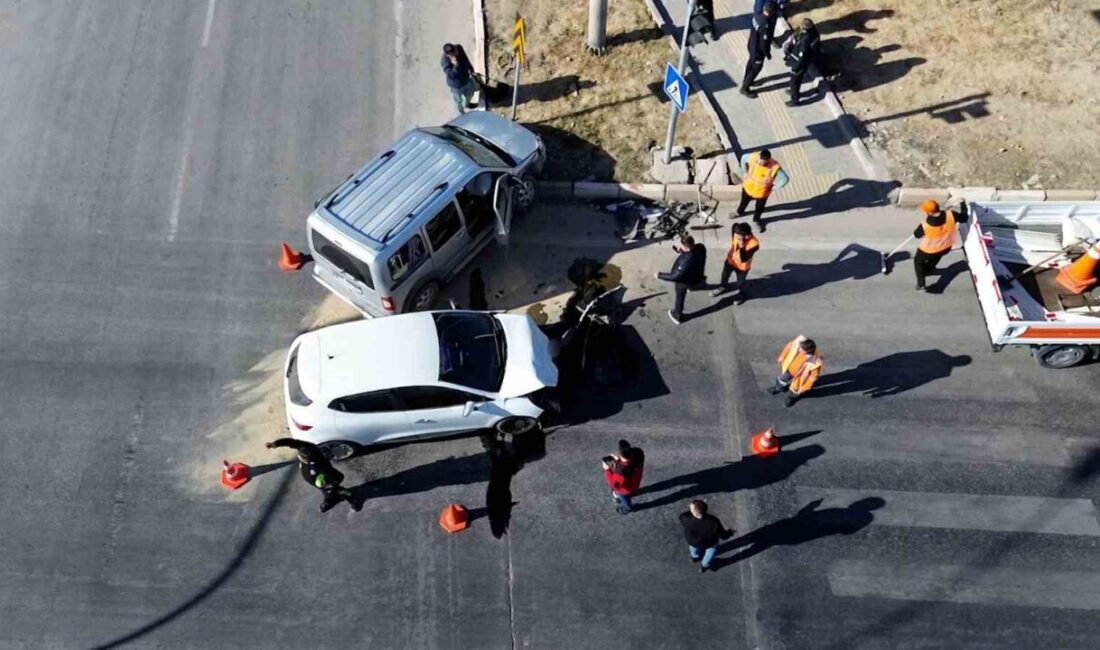 Karaman’da Çarpışan Araçlar Sonucu 3 Kişi Yaralandı Karaman'da hafif ticari araç ve otomobilin çarpışması sonucu meydana gelen