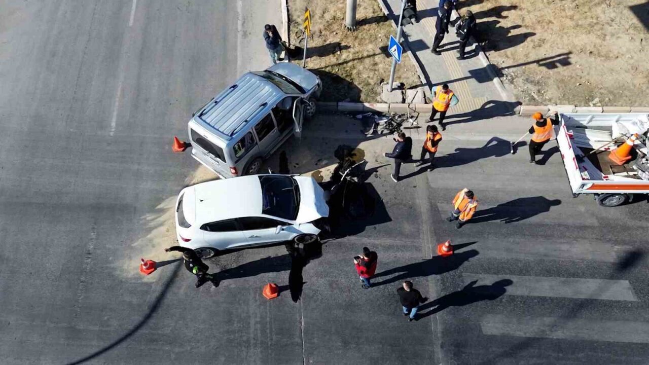 Karaman'da hafif ticari araç ve otomobilin çarpışması sonucu meydana gelen