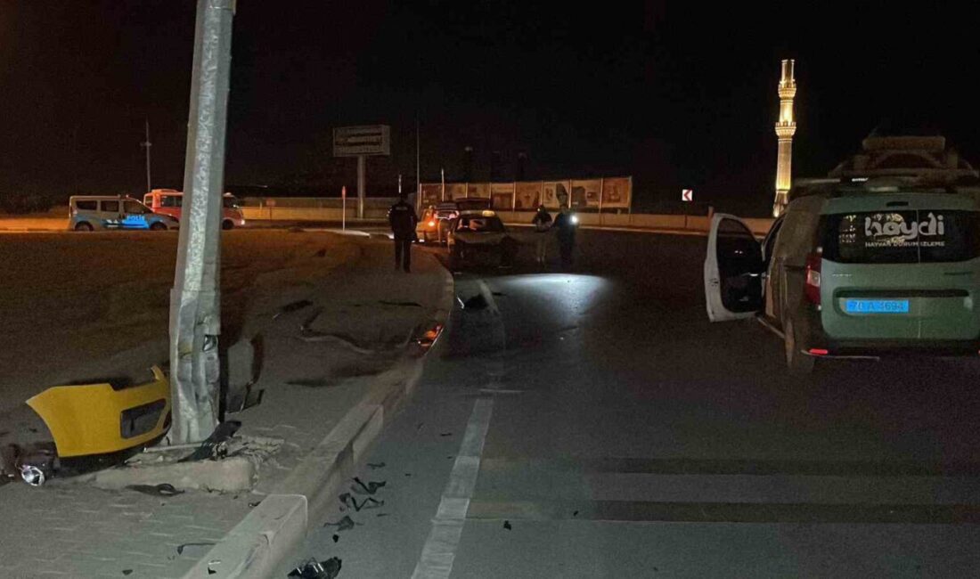 Karaman'da D.A.K. yönetimindeki ticari taksi, kontrolden çıkarak aydınlatma direğine çarptı.