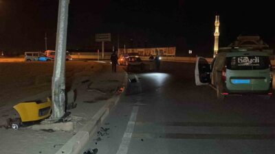 Karaman'da D.A.K. yönetimindeki ticari taksi, kontrolden çıkarak aydınlatma direğine çarptı.