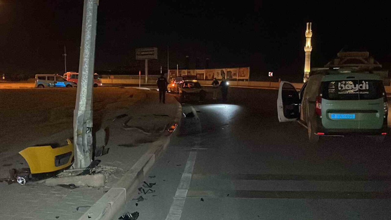 Karaman'da D.A.K. yönetimindeki ticari taksi, kontrolden çıkarak aydınlatma direğine çarptı.