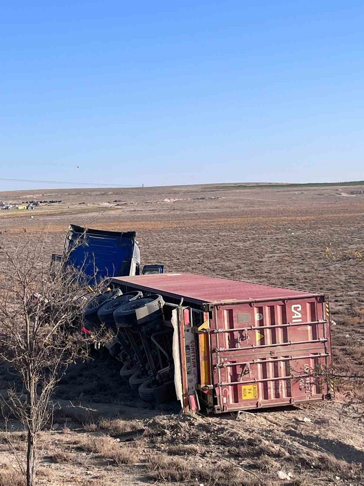 Konya'nın Karapınar ilçesinde E.G. yönetimindeki çekici devrildi. Olay, Hotamış mevkiinde
