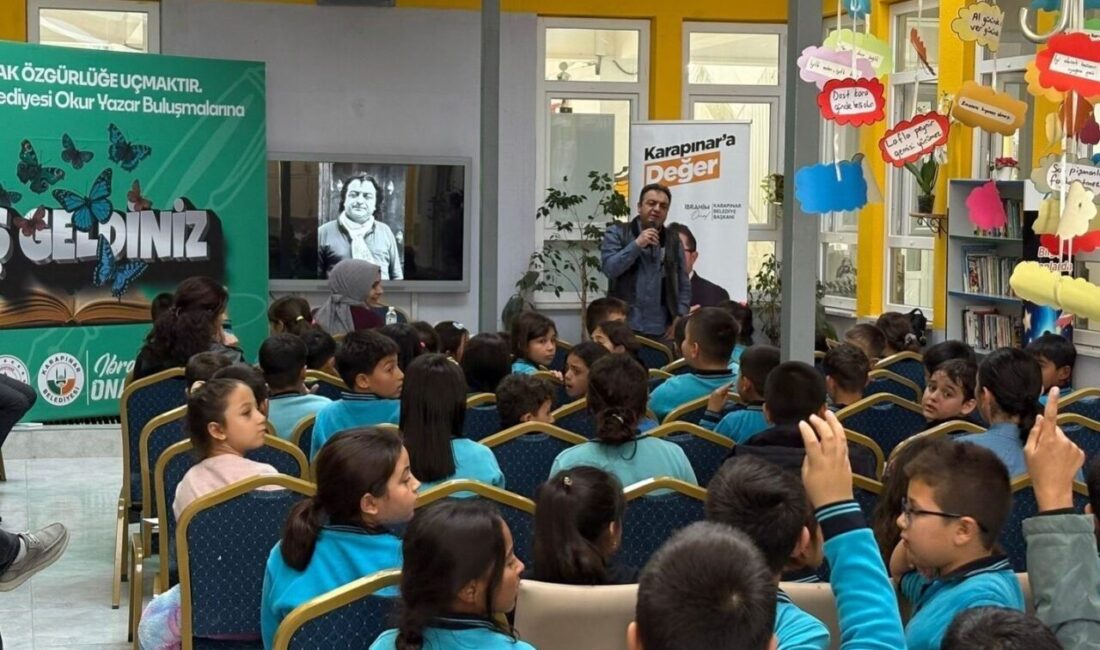 Konya'nın Karapınar ilçesinde, 75. Yıl İlk/Ortaokulu’nda düzenlenen "Okur-Yazar Buluşmaları" etkinliğinde
