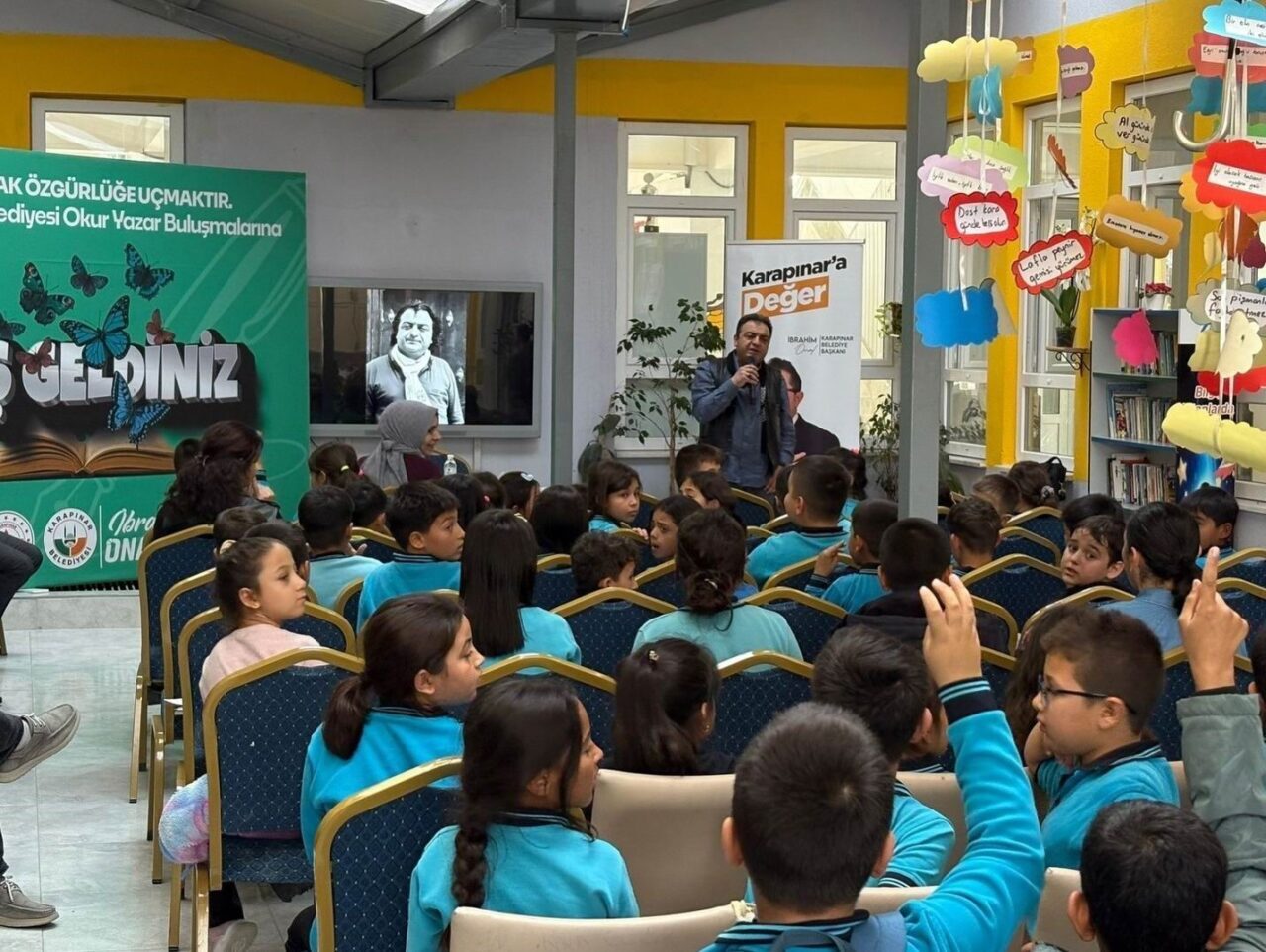 Konya'nın Karapınar ilçesinde, 75. Yıl İlk/Ortaokulu’nda düzenlenen "Okur-Yazar Buluşmaları" etkinliğinde