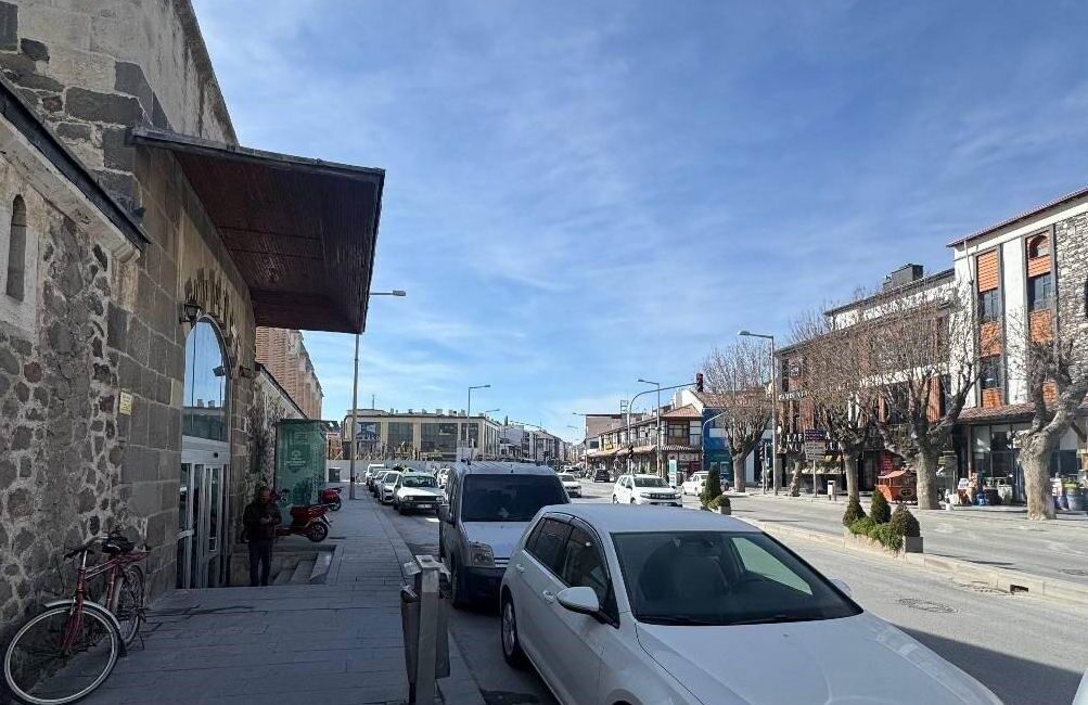 Konya'nın Karapınar ilçesinde, polis ekipleri otobüs duraklarında park eden araçlara