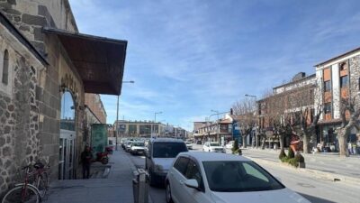 Konya'nın Karapınar ilçesinde, polis ekipleri otobüs duraklarında park eden araçlara