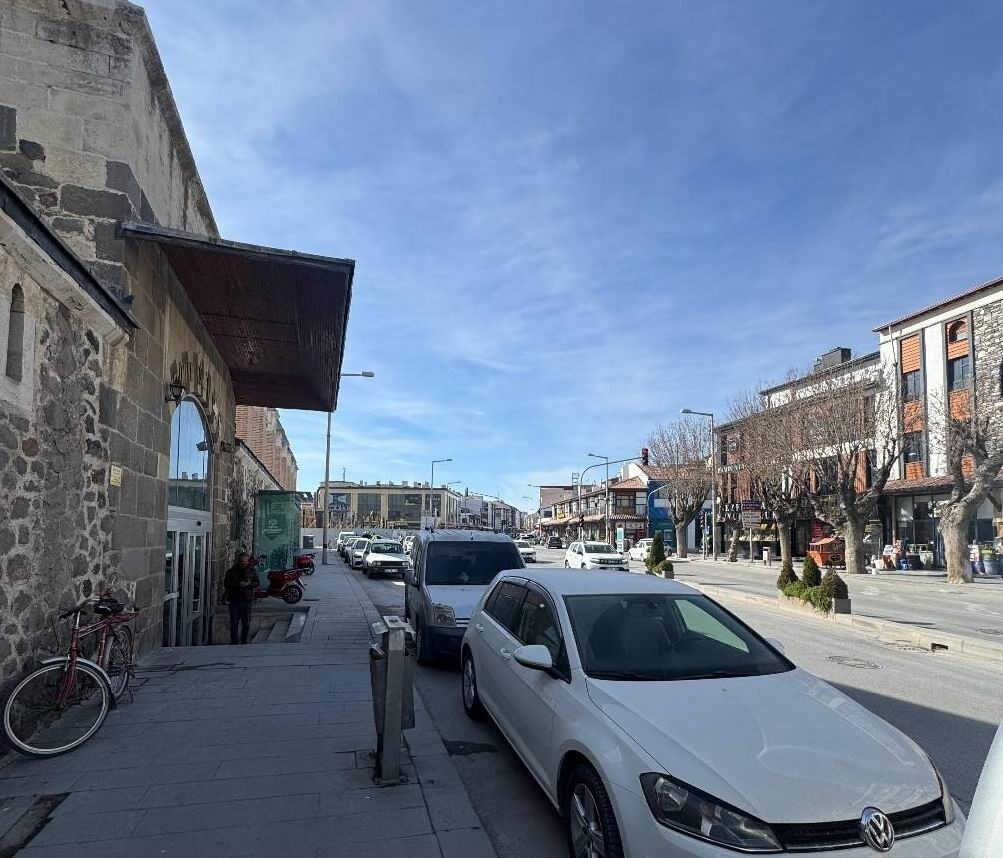 Konya'nın Karapınar ilçesinde, polis ekipleri otobüs duraklarında park eden araçlara